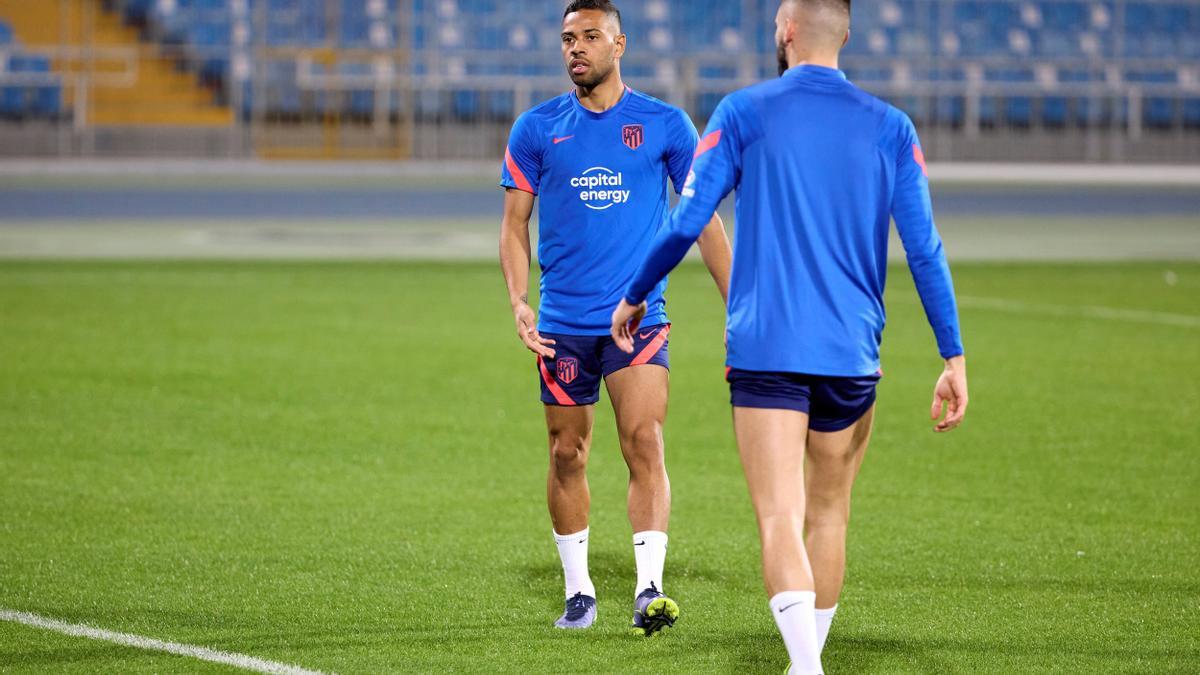 Renan Lodi entrena con el Atlético de Madrid en la concentración de Arabia Saudí