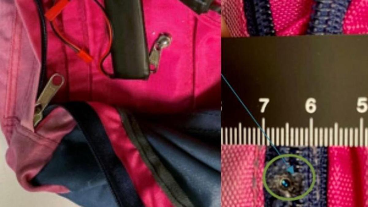 La videocámara del pedófilo detenido, oculta en la cremallera de la mochila.