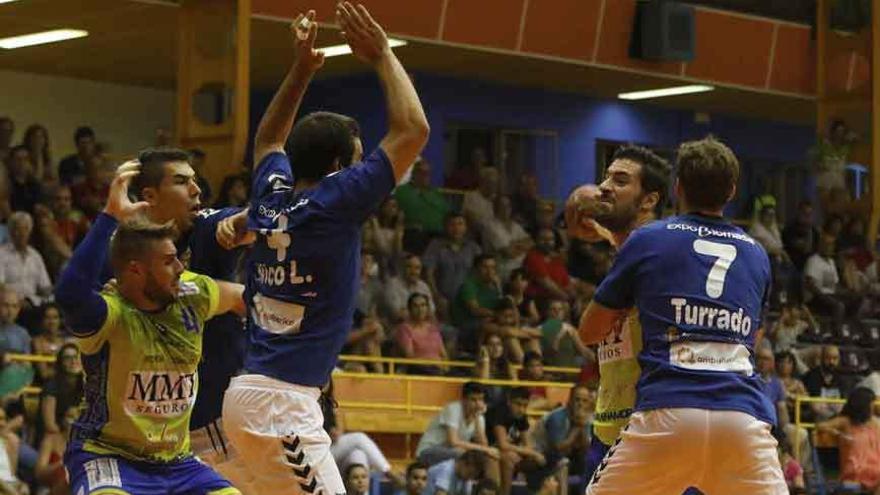 Jortos se dispone a lanzar a puerta obstaculizado por Torrado durante el partido de ayer.