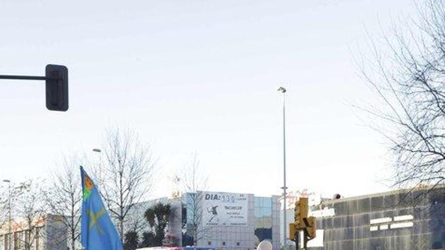 Trabajadores de Tenneco, durante una de sus últimas protestas, con la factoría al fondo.