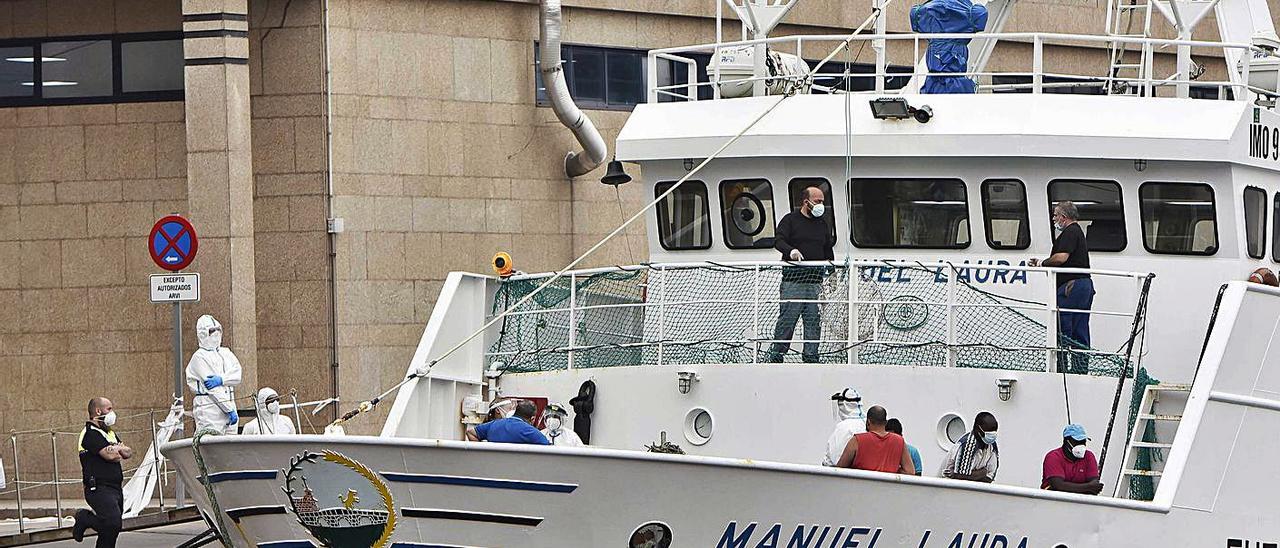 Tripulantes del pesquero “Manuel Laura”, atendido por sanitarios a su llegada el martes 3 a Vigo. |   // P.H.