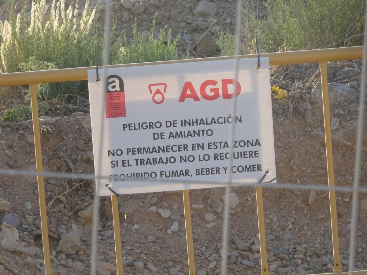 Un cartel presente en los terrenos donde Microsoft ha comenzado labores de desescombro y limpieza.