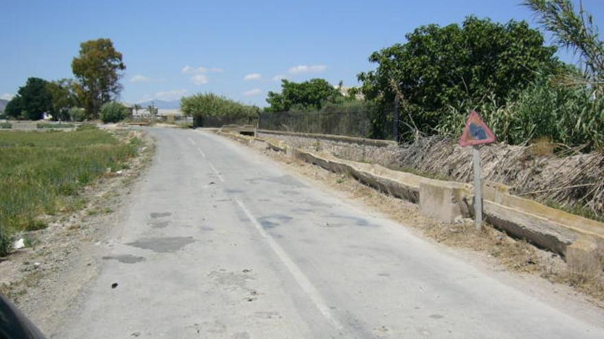 Imagen del mal estado de la carretera de La Almenara, según denuncian los socialistas