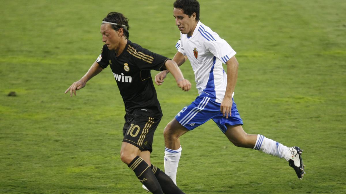 Efraín Juárez persigue a Mesut Özil durante su etapa como jugador del Real Zaragoza.