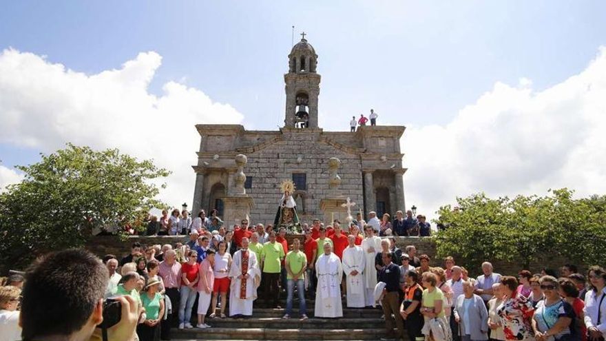 Los portadores de la Virgen, sacerdotes y devotos en las escaleras del templo, ayer, tras la procesión.