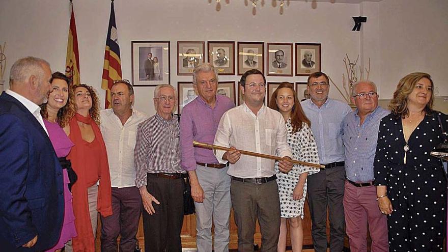 Miquel Cabot, con la vara de mando, junto al resto de regidores de la corporación.