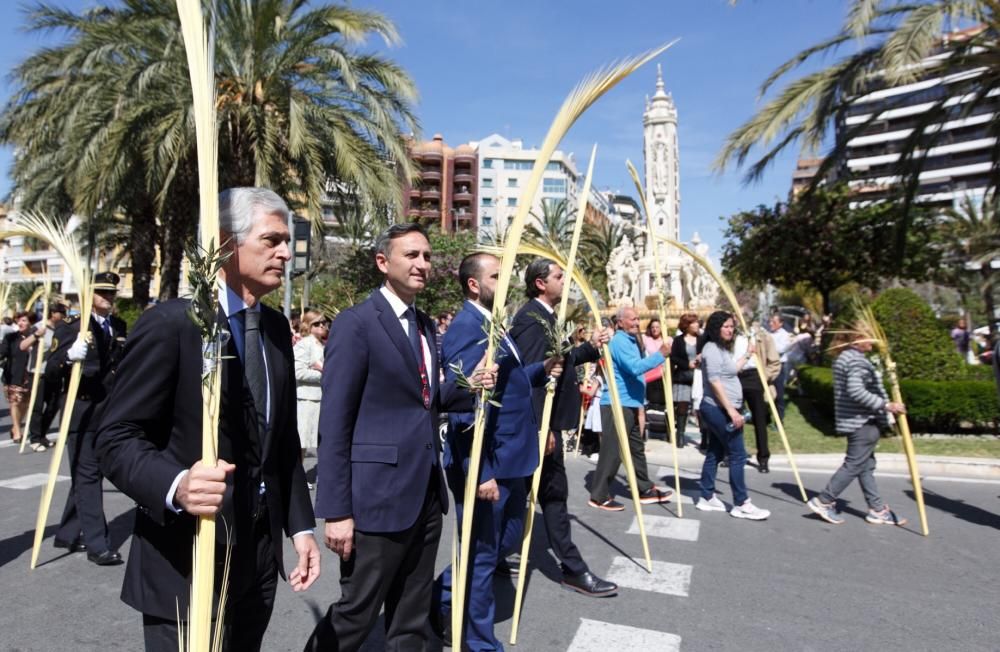 Las calles de Alicante se llenan de fieles en las procesiones del Domingo de Ramos