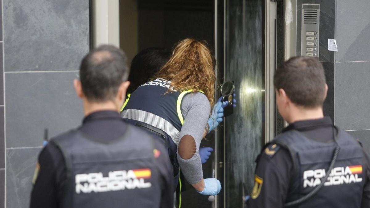 Agentes de la Policía Nacional inspeccionan el edificio, el día del homicidio