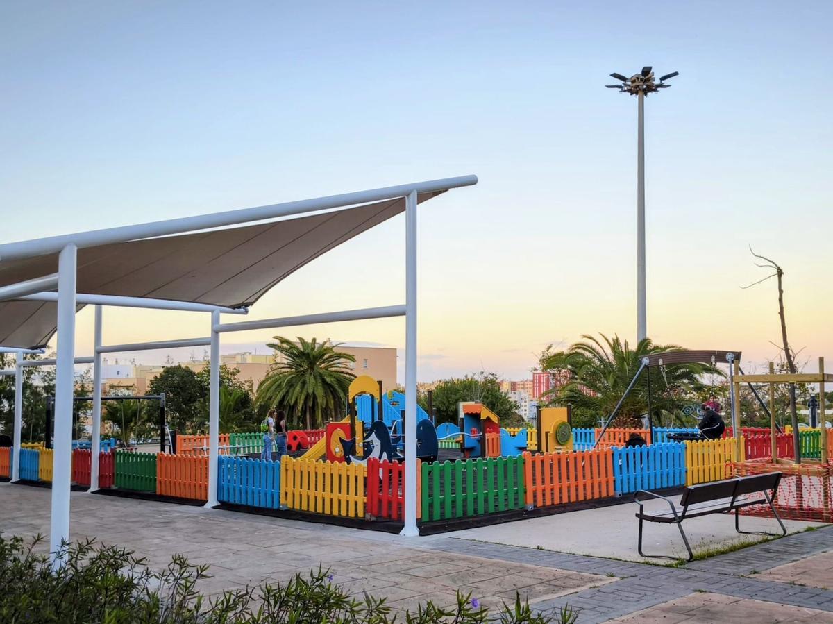 El parque infantil Luis Jorge Ramírez con la nueva infraestructura de sombra.