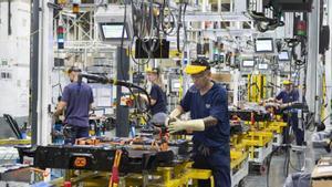 Varios trabajadores en el taller de ensamblaje de baterías para coches eléctricos de la planta de Stellantis en Figueruelas.