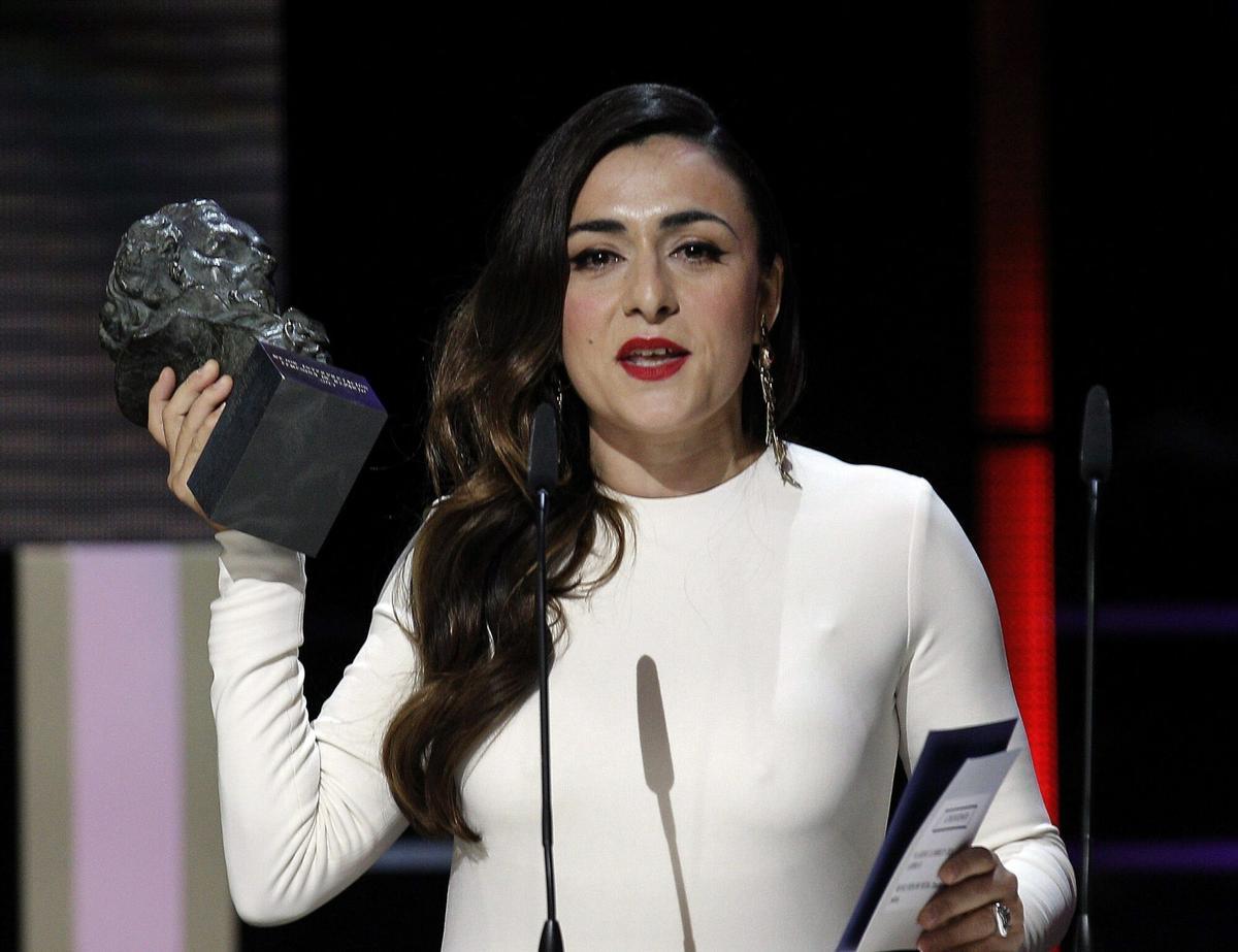 GRA405. MADRID, 17/02/2013.- La actriz Candela Peña agradece su Goya a la mejor interpretación femenina de reparto, por su trabajo en "Una pistola en cada mano", que ha recibido durante la gala de la XXVII edición de los premios Goya que se celebra esta noche en el Centro de Congresos Príncipe Felipe de Madrid. EFE/Ballesteros. PUBLICADA MASPERIODICO 29/01/2017 P 17PUBLICADA EPC 14/07/2015 P 39PUBLICADA EPC 14/07/2013 P 48PUBLICADA EPC 18/02/2013 P 48