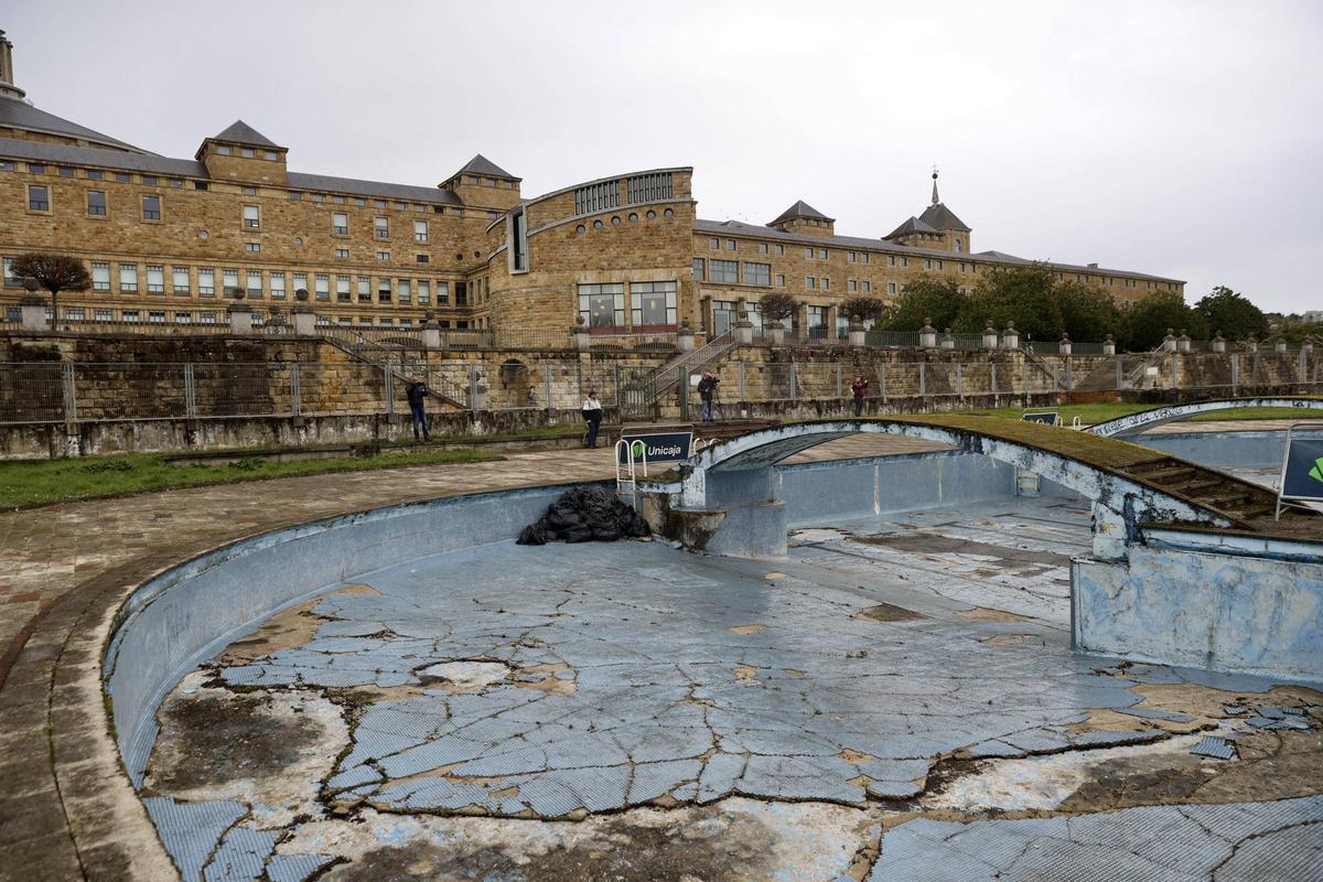 La visita de los técnicos a la piscina de la Laboral, en imágenes
