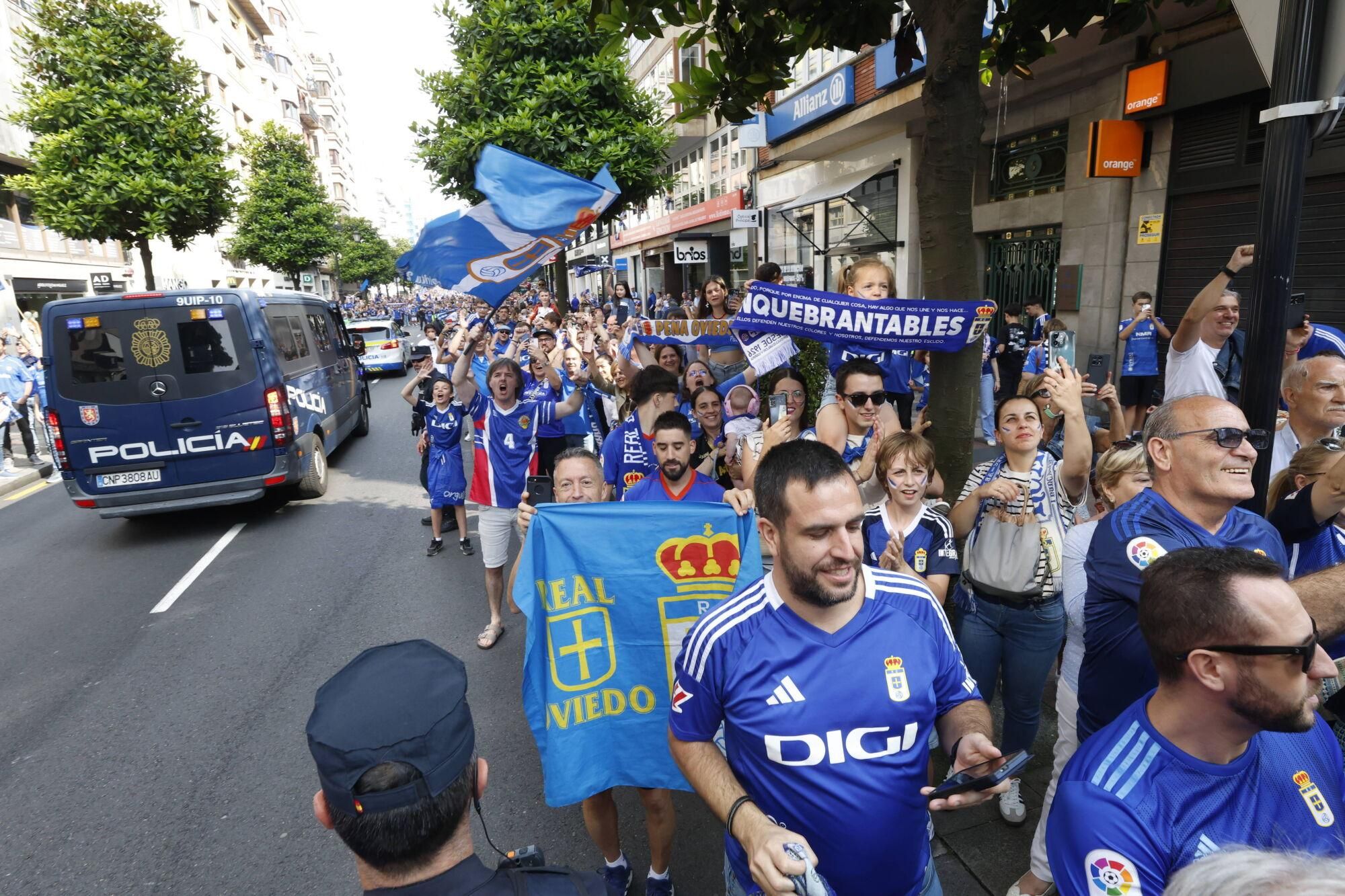 Locura azul en las calles de Oviedo para celebrar el ascenso del equipo a Primera División
