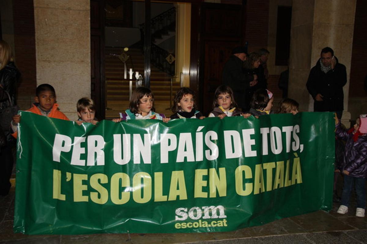 Nens i nenes van portar la pancarta de Somescola amb el lema ’Per un país de tots, l’escola en català’ fins a la plaça de l’Ajuntament de Tortosa.