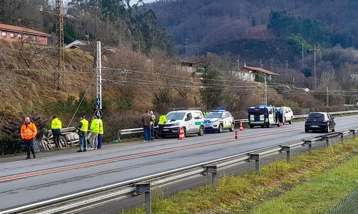 El camión volcado sobre las vías, junto al Corredor del Nalón.