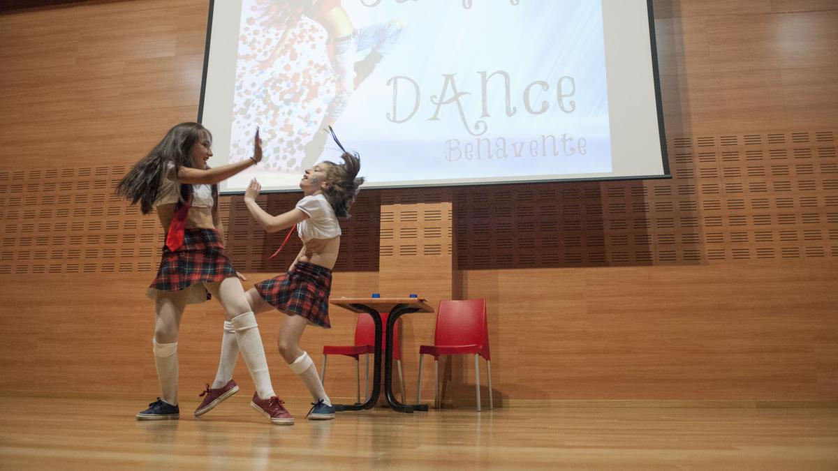 Dos bailarinas en una exhibición de danza urbana en el Centro de Negocios.