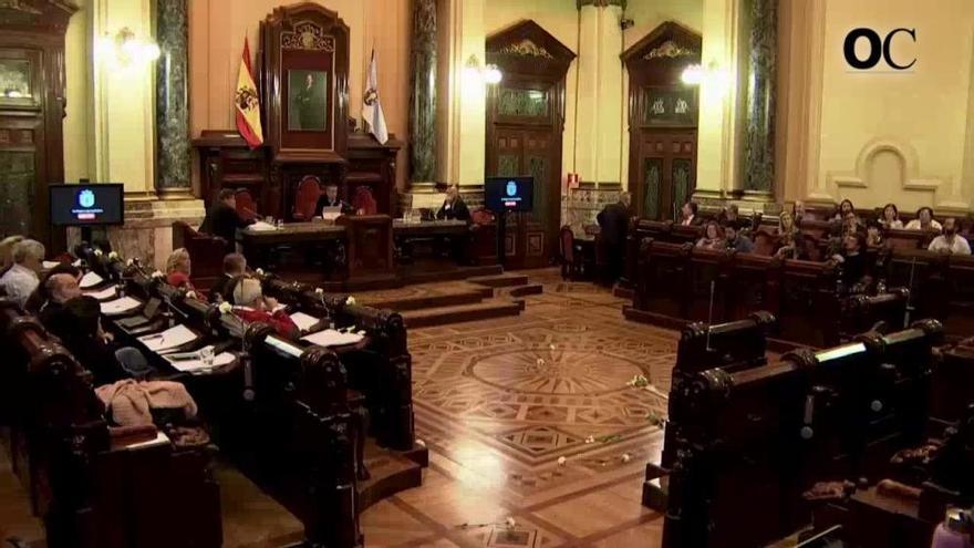 Una mujer arroja flores para la tumba del alcalde