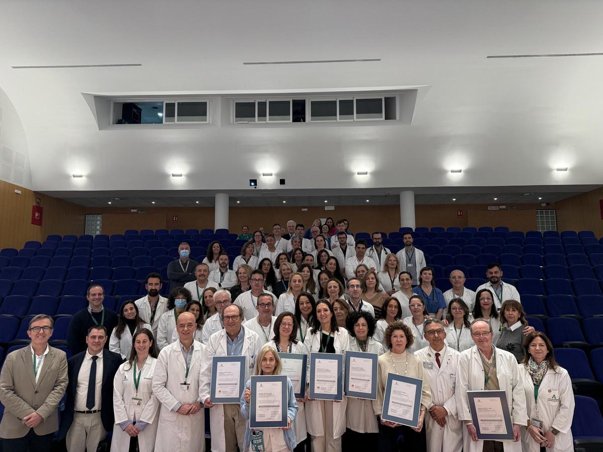 Profesionales del hospital Reina Sofía reciben la certificación de calidad por parte de la Agencia de Calidad Sanitaria de Andalucía.