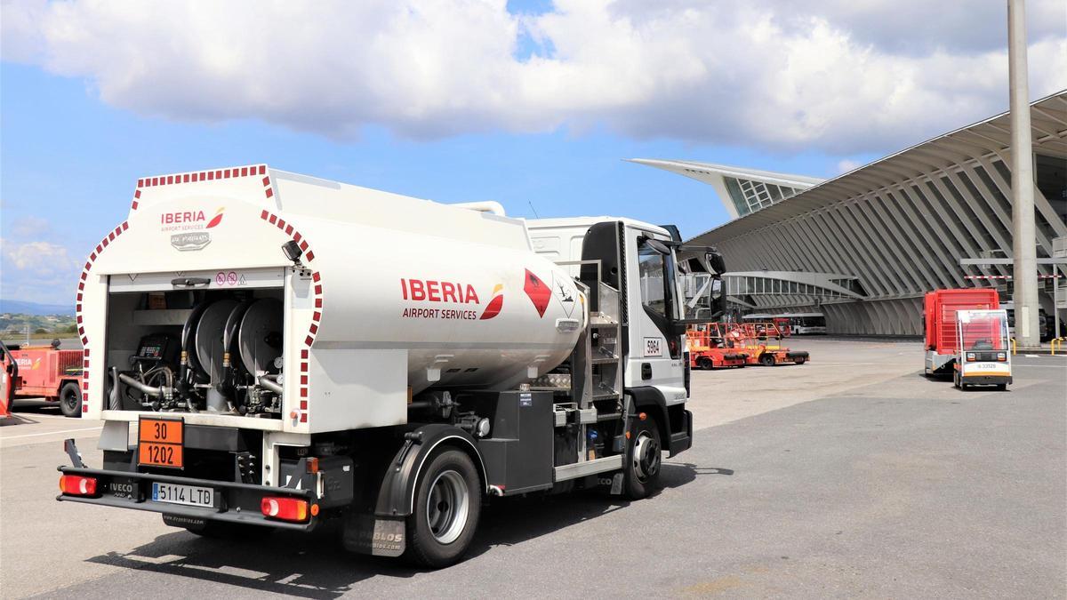 Servicios de 'handling' con combustible renovable en el aeropuerto de Bilbao.