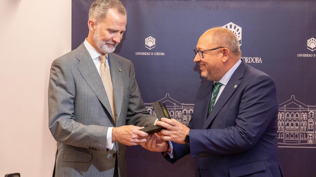 Felipe VI recibe de manos del rector de la UCO,  Manuel Torralbo, la Medalla de Oro Averroes.