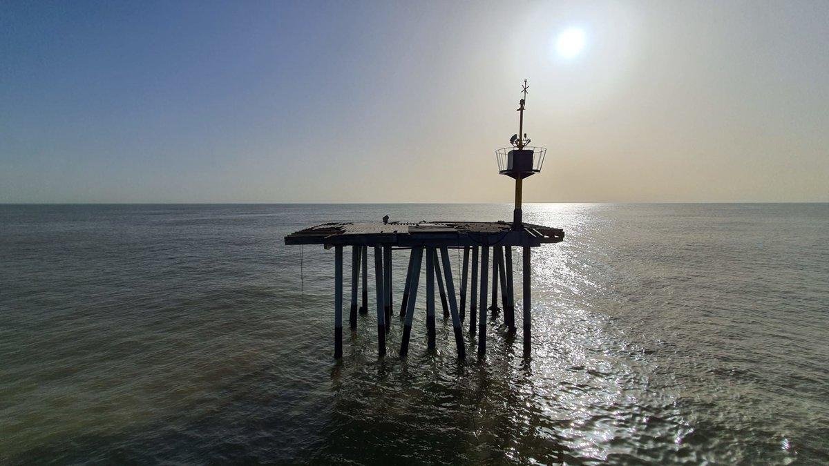 La plataforma del Pont del Petroli de Badalona, totalmente aislada tras el derrumbe de la pasarela por el temporal 'Gloria'.