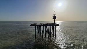 La plataforma del Pont del Petroli de Badalona, totalmente aislada tras el derrumbe de la pasarela por el temporal ’Gloria’.