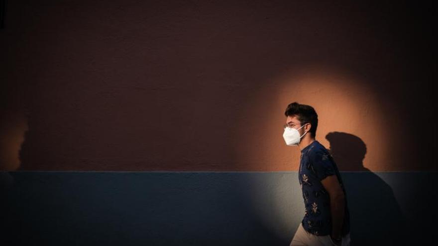 Un joven pasea con su mascarilla por el centro de Santa Cruz.