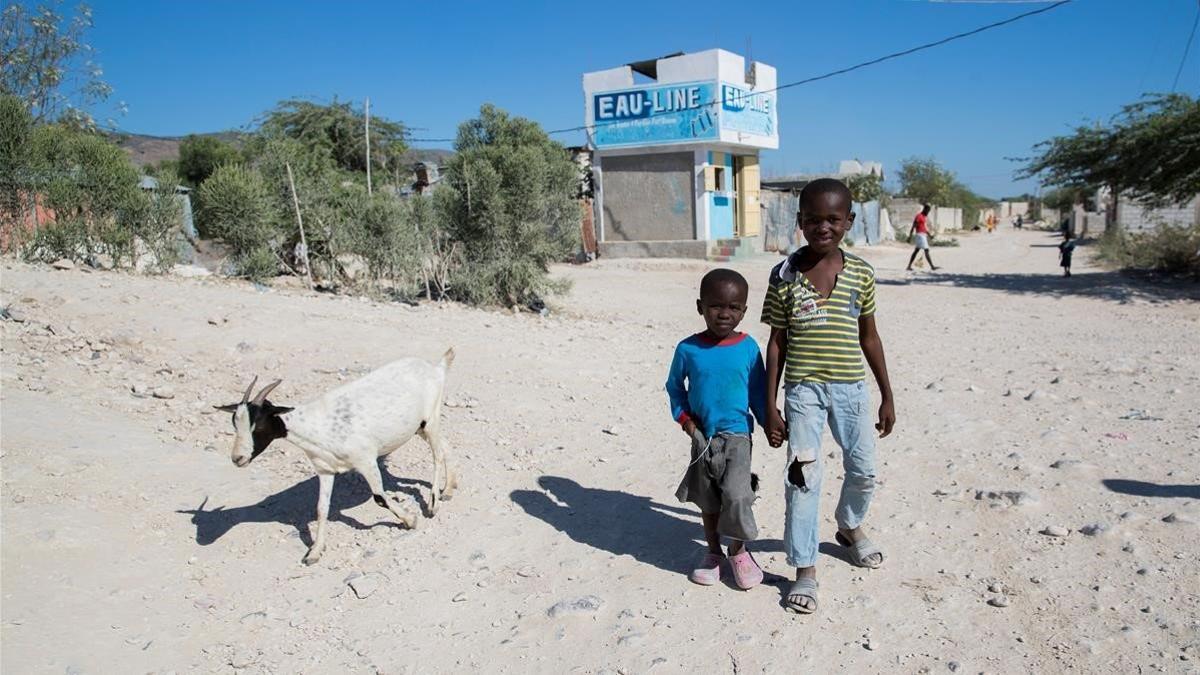 Dos niños, en el campamento Coral, en Croix Des Bouquets, Puerto Principe (Haiti).