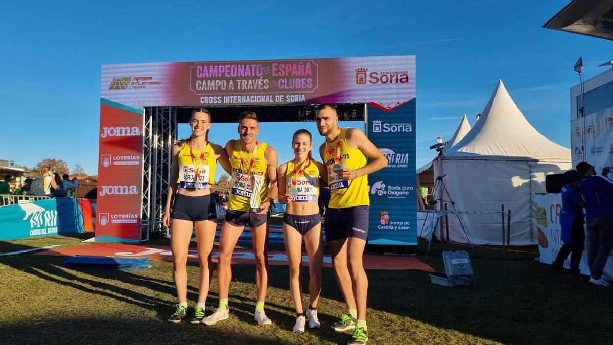 Equipo del relevo mixto del Scorpio71 que ha logrado la plata.