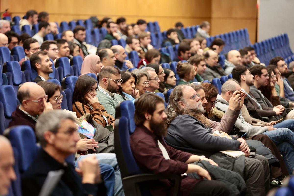 Asistentes al Congreso Bienal de la Real Sociedad Matemática Española que se celebra en la UA