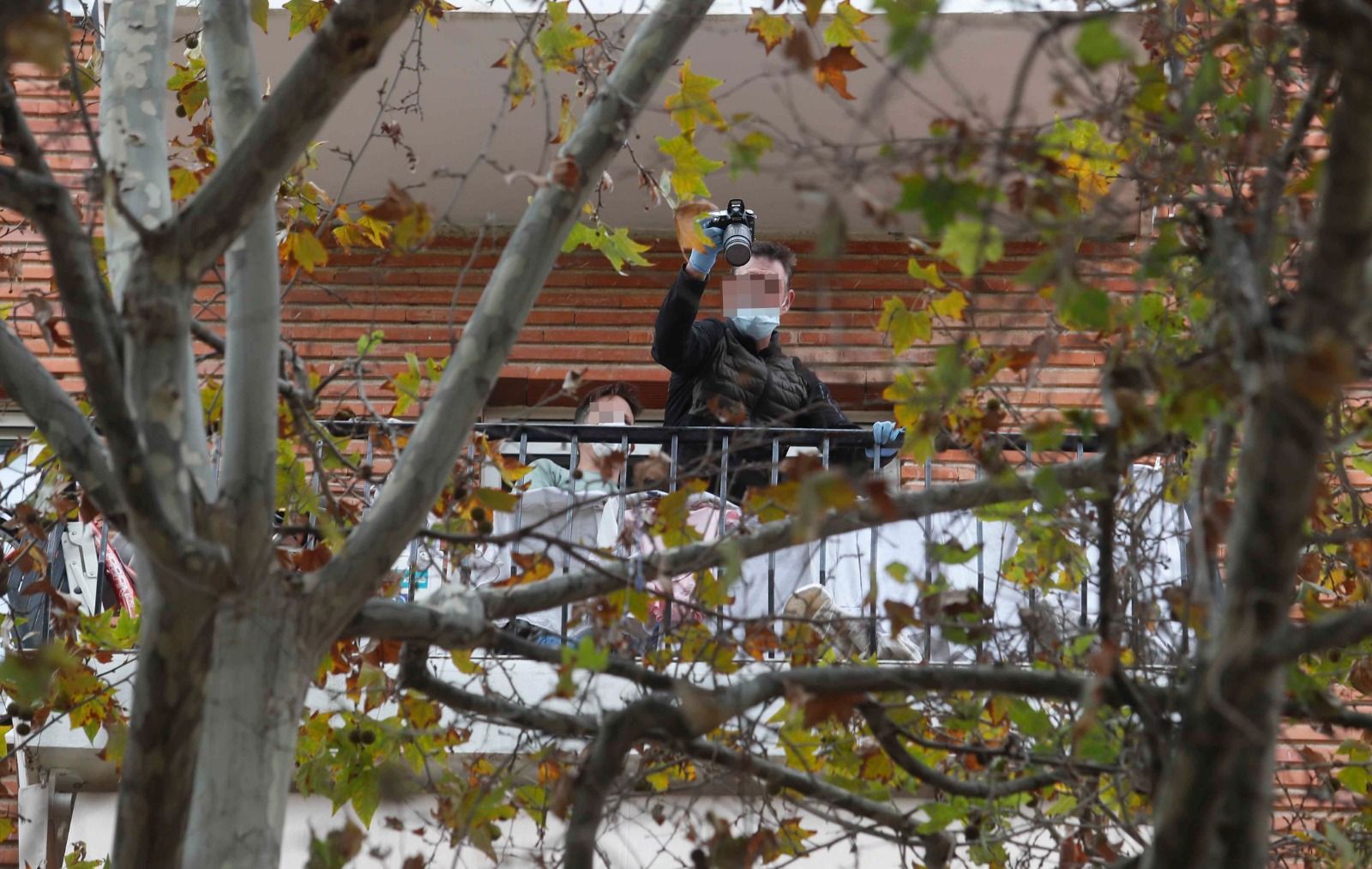 Un hombre en muerte cerebral tras caer de un quinto piso y su novia detenida