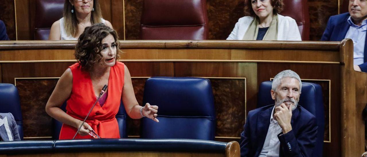 La ministra de Hacienda, María Jesús Montero, responde a la oposición en la sesión de control al Gobierno en el Congreso de este 14 de septiembre de 2022. A su izquierda, el titular de Interior, Fernando Grande-Marlaska.