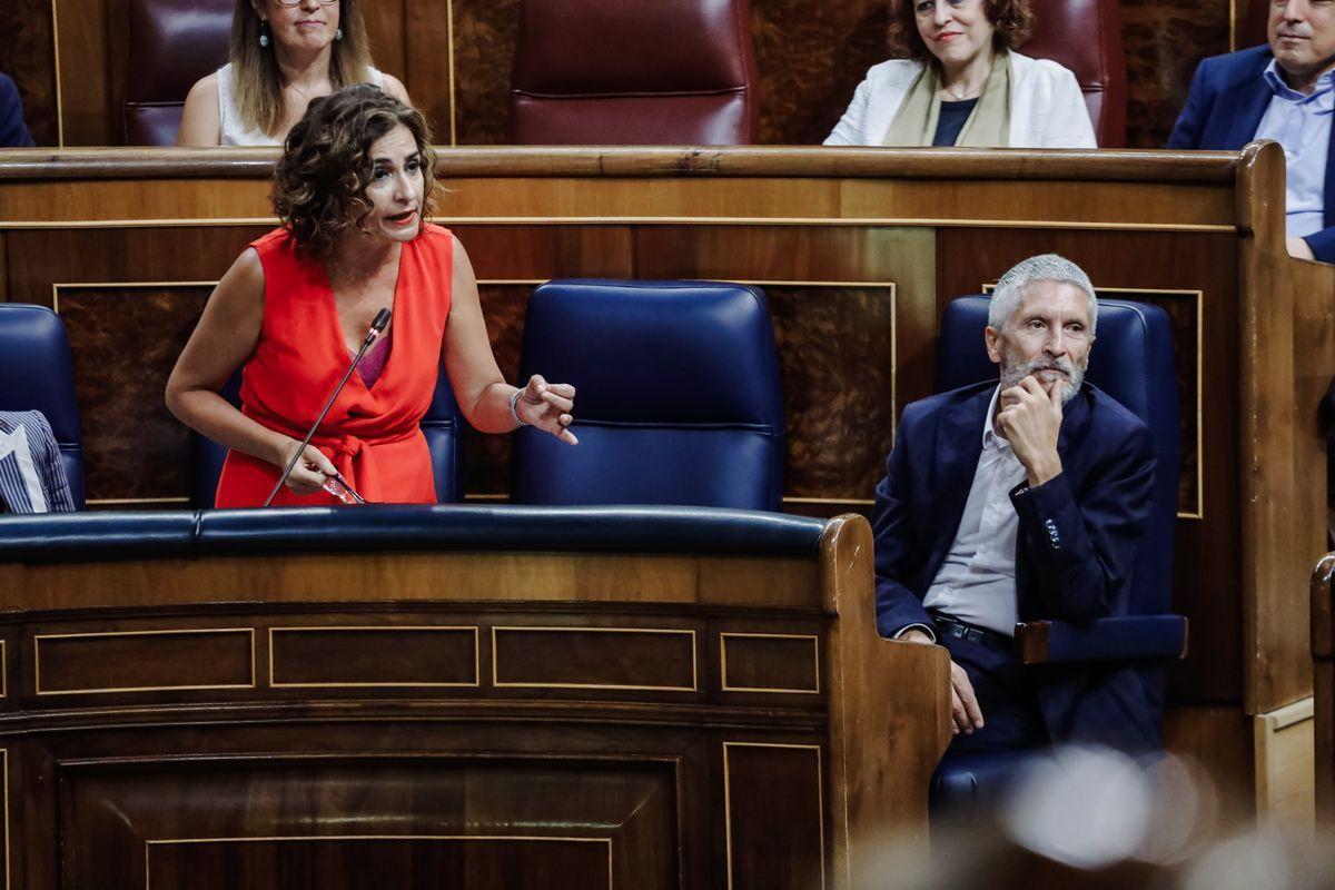 La ministra de Hacienda, María Jesús Montero, responde a la oposición en la sesión de control al Gobierno en el Congreso de este 14 de septiembre de 2022. A su izquierda, el titular de Interior, Fernando Grande-Marlaska.