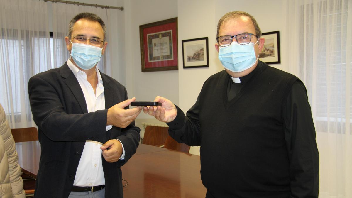 Francisco Rodilla entrega a Pedro Fernández Amo el disco duro con el archivo musical digitalizado, ayer.