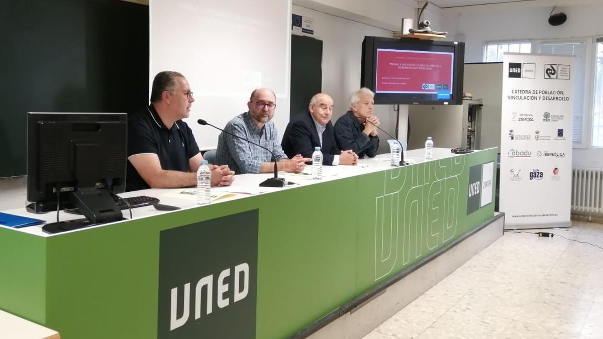 Jesús Mª de Prada Saavedra, Carlos J. Pardo Abad, Antonio Rodríguez González y Antonio Fernández Fernández inaugurando el curso de verano de Paisaje y Geografía de UNED Zamora