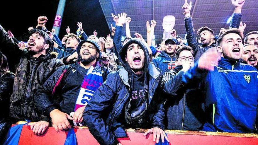 Seguidores del Levante UD en el Carlos Belmonte de Albacete. | LEVANTE UD