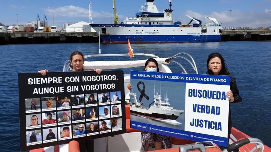 Familiares del “Pitanxo” encontraron la forma de acercarse al buque, movido por la noche a un muelle de acceso restringido. | MARTA G. BREA