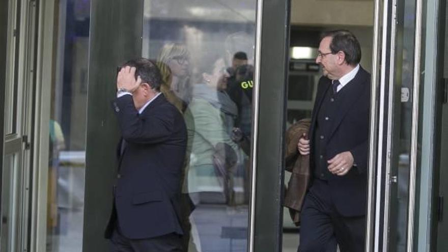 Los dos acusados al salir ayer de la Audiencia tras el juicio.