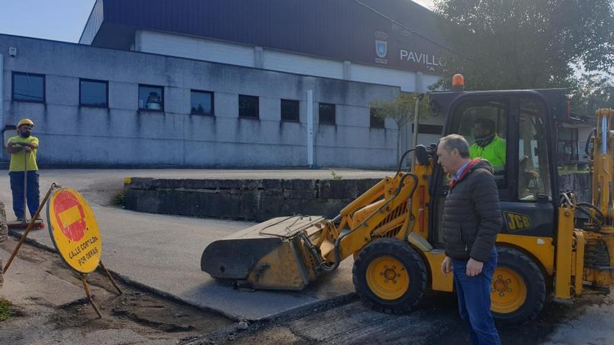 Reguera visita las obras del saneamiento en el entorno del pabellón de A Montesiña. / FdV