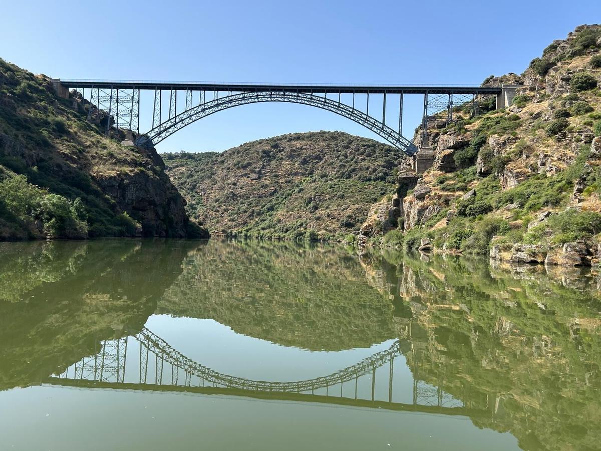 El Puente de Requejo reflejado en las aguas del Duero visto desde la embarcación elécrica que realiza la ruta en el tramo de Pino, Villadepera y Carbajosa de Alba
