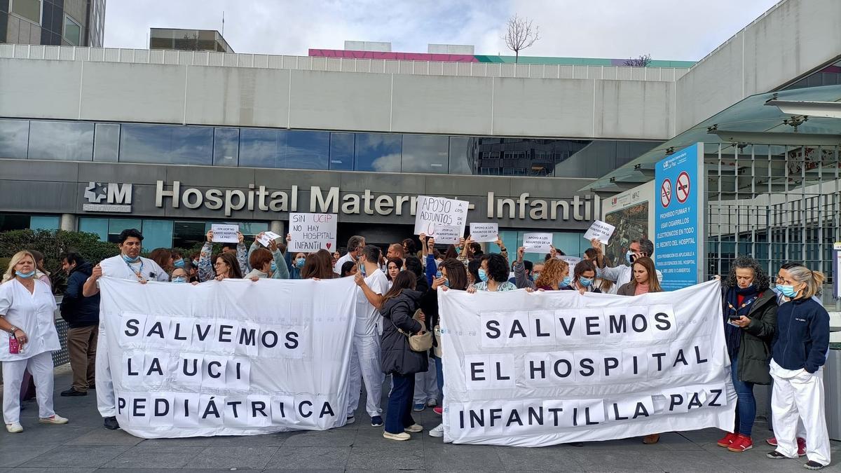 Trabajadores del Hospital La Paz protestan en la entrada del centro sanitario.