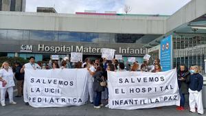 Trabajadores del Hospital La Paz protestan en la entrada.