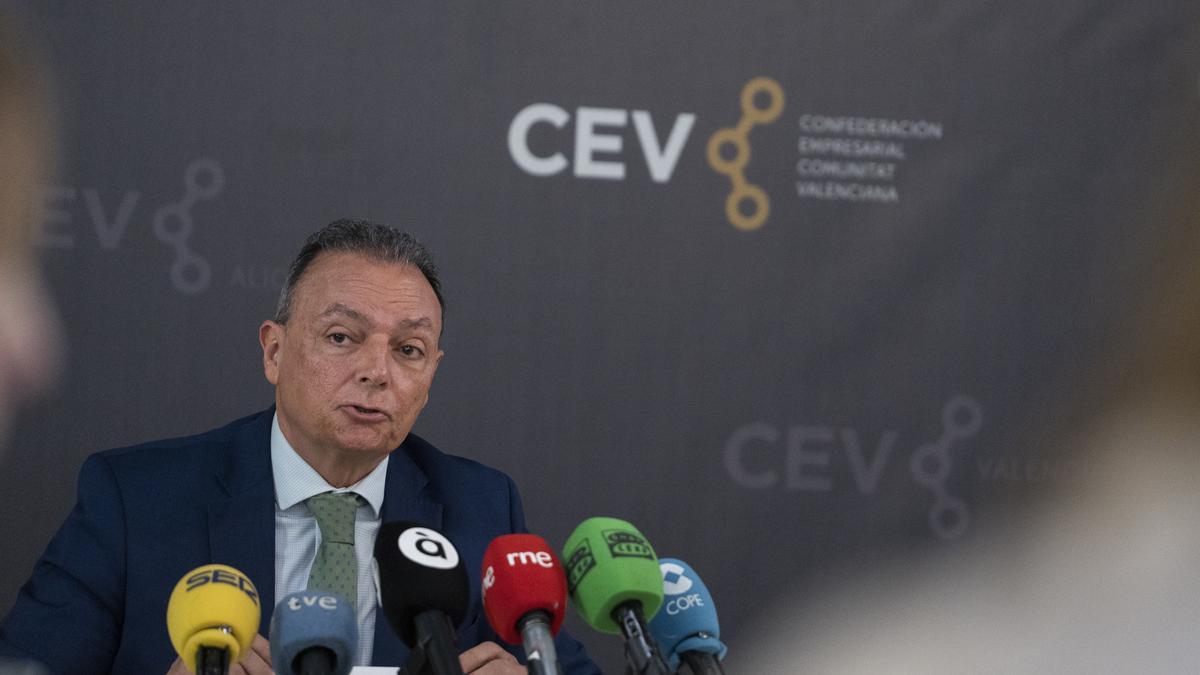 El presidente de la CEV, Salvador Navarro, durante la presentación del documento con las propuestas.