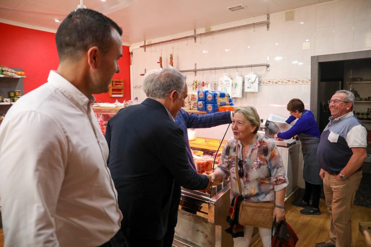 Elías Bendodo, Vicent Mompó y Ricardo Gabaldón durante la visita a Utiel.