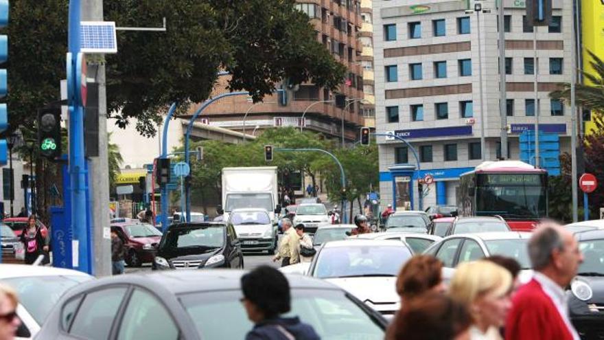 En la parte superior de la izquierda se puede ver el aparato medidor del ruido en lo alto de un poste ubicado frente a la estación de Renfe.