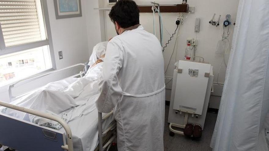 Un médico residente en el hospital Carlos Haya.