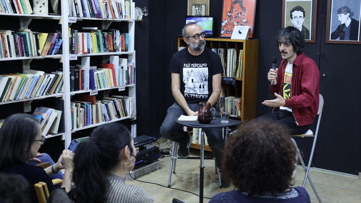 Presentación del libro 'Ropasuelta' de Santos Martínez.