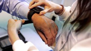 Los pacientes tienen que llevarse el aparato a casa y colocárselo justo antes de acostarse. | B. RAMON