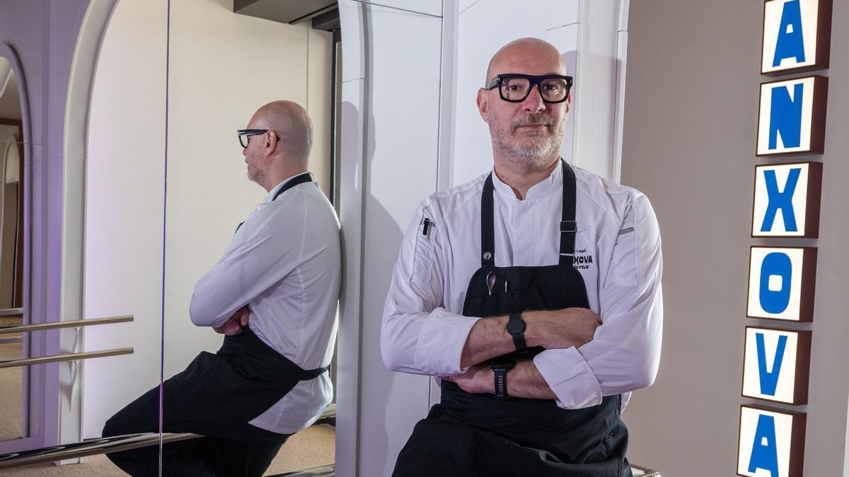 El cocinero Oriol Lagé, en la entrada del restaurante L’Anxova Divina. El cocinero Oriol Lagé, en la entrada del restaurante L’Anxova Divina.