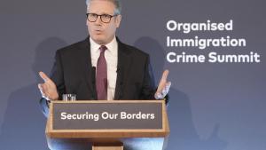 Londres limita els visats i exigirà més anys per tenir la nacionalitat